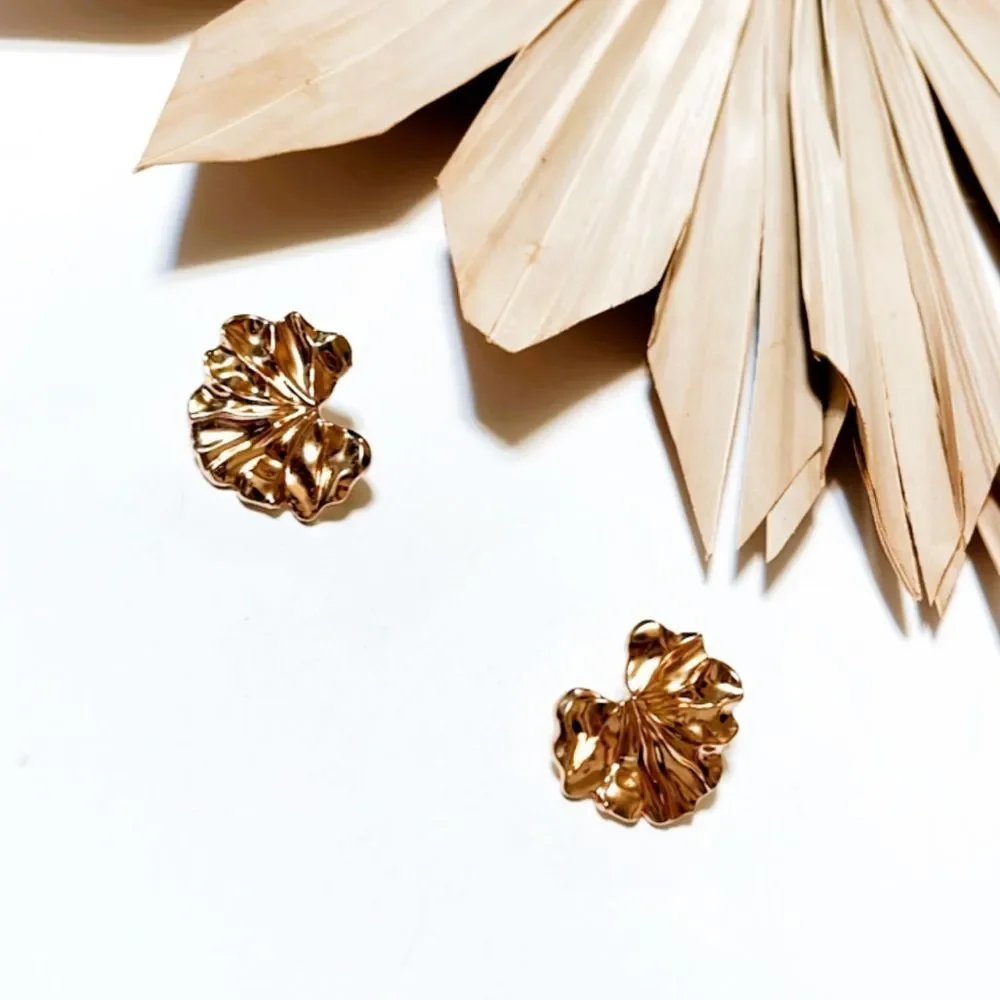 Half leaf stud earrings in gold #200 - Picture 3 of 5